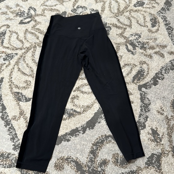 Lulu🍋 Black Align SHR Crop * Crushed Velvet size 8 - Picture 9 of 11